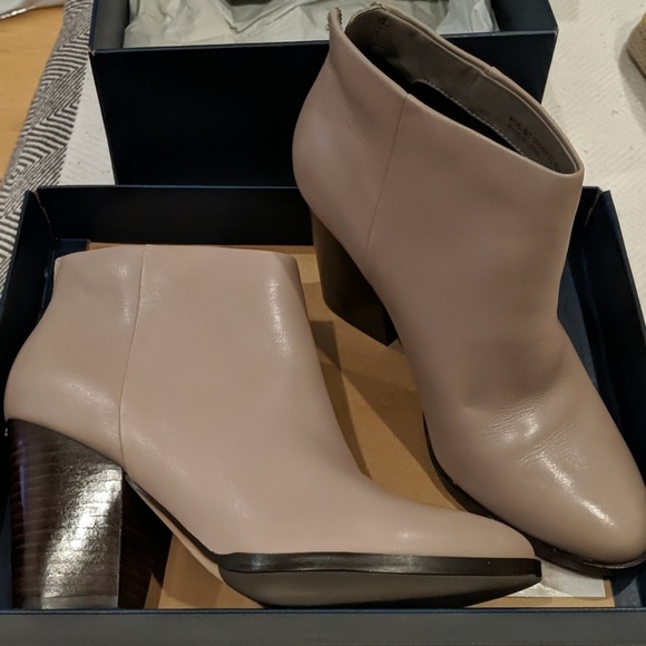 Adorable booties - Picture 2 of 5